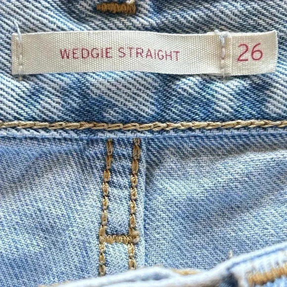 Levi Wedgie Straight Distressed Cropped Light wash Button Fly Women’s Size 26x25 - Picture 7 of 11